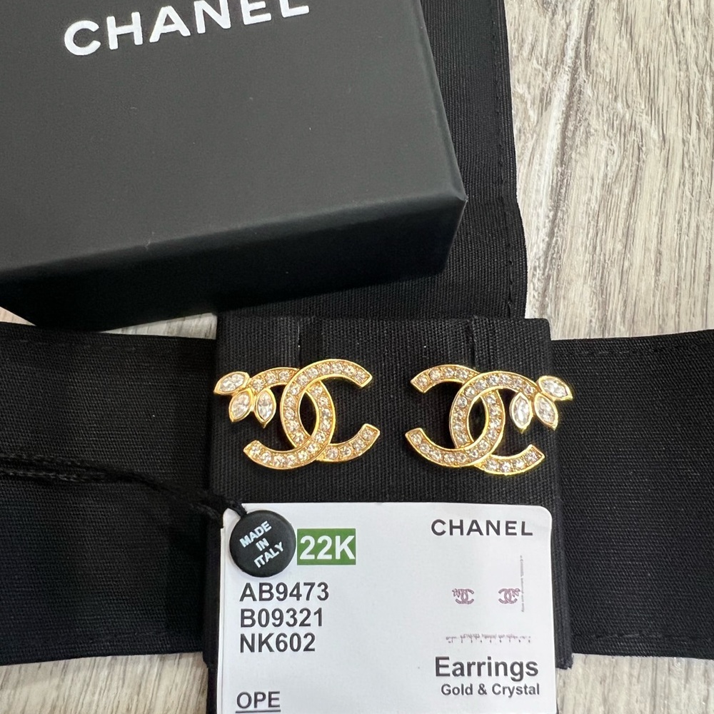 Chanel 22K earing
